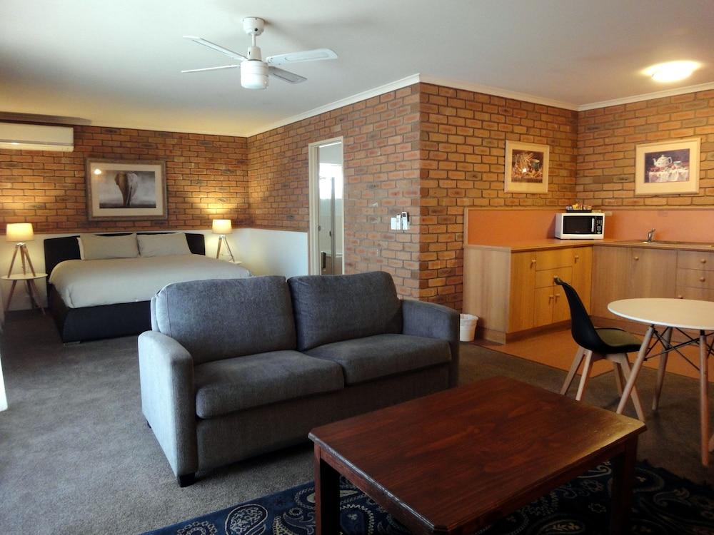 Summerhill Motor Inn (Adults Only) Merimbula Bagian luar foto